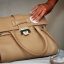 cara membersihkan tas kulit dengan handbody