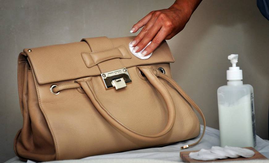 cara membersihkan tas kulit dengan handbody
