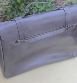 Apakah Boleh Membersihkan Tas Kulit dengan Minyak Kayu Putih