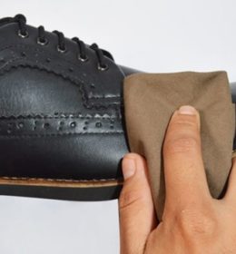 cara membersihkan sepatu kulit