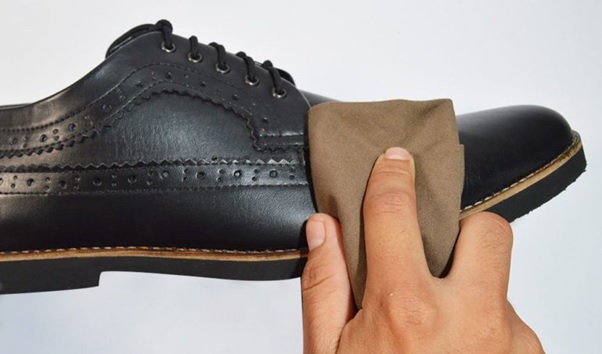 cara membersihkan sepatu kulit